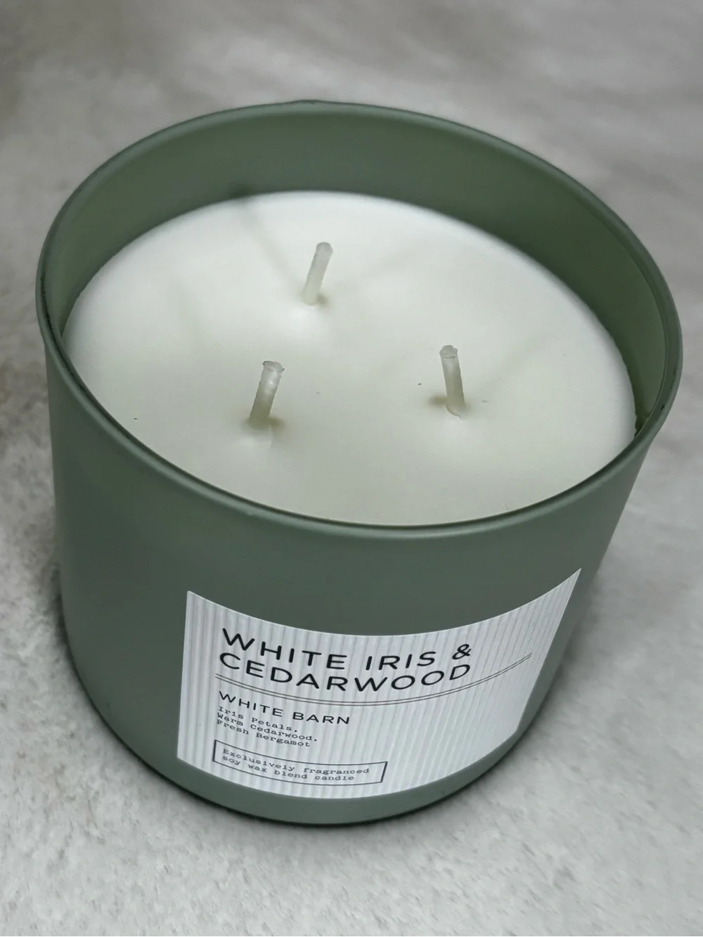 White Barn White Iris & Cedarwood Candle - Picture 2 of 3
